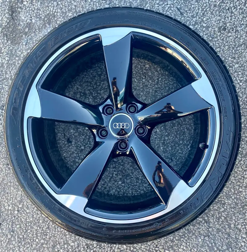 Kerbed alloy wheel restored to a factory finish by Dimonty Alloys